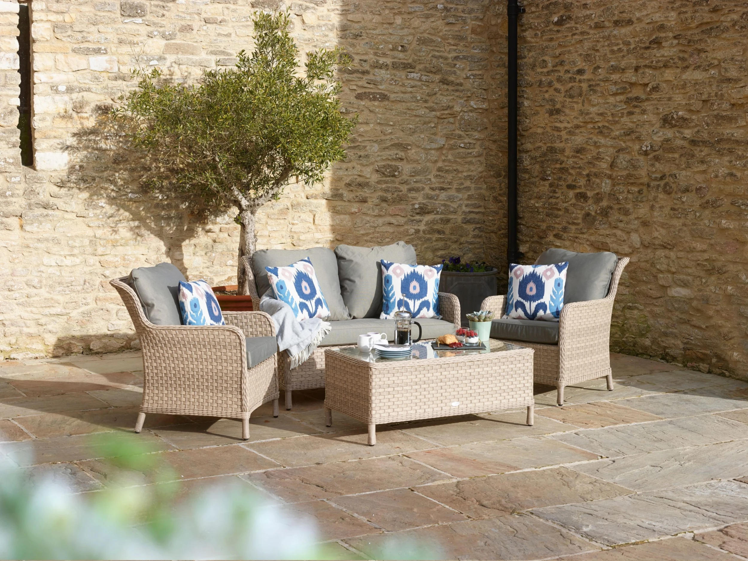 Bramblecrest - Blenheim 2 Seat Sofa Set With Coffee Table - Alton Garden Centre 1 Bramblecrest - Blenheim 2 Seat Sofa Set With Coffee Table - Alton Garden Centre